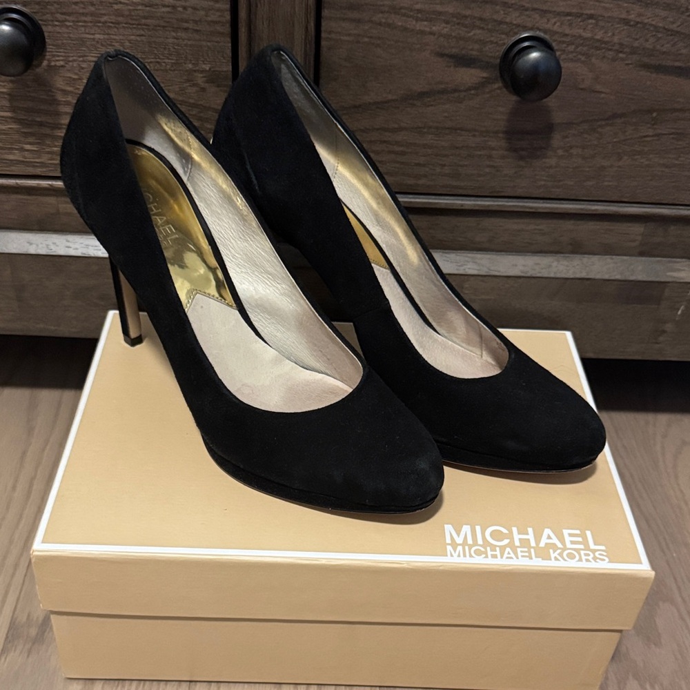9.5 Michael Kors - Yasmin Pump - Black & Gold